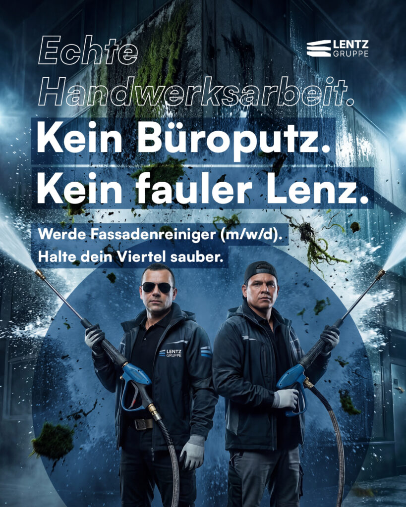 Darstellung von zwei Fassadenreinigern bei der LENTZ Gruppe in Aktion mit zwei Hochdruckreinigern. Im Hintergrund ist eine mit Moos bedeckte Fassade zu sehen. Das Bild ist im Stil zweier Actionhelden gestaltet.